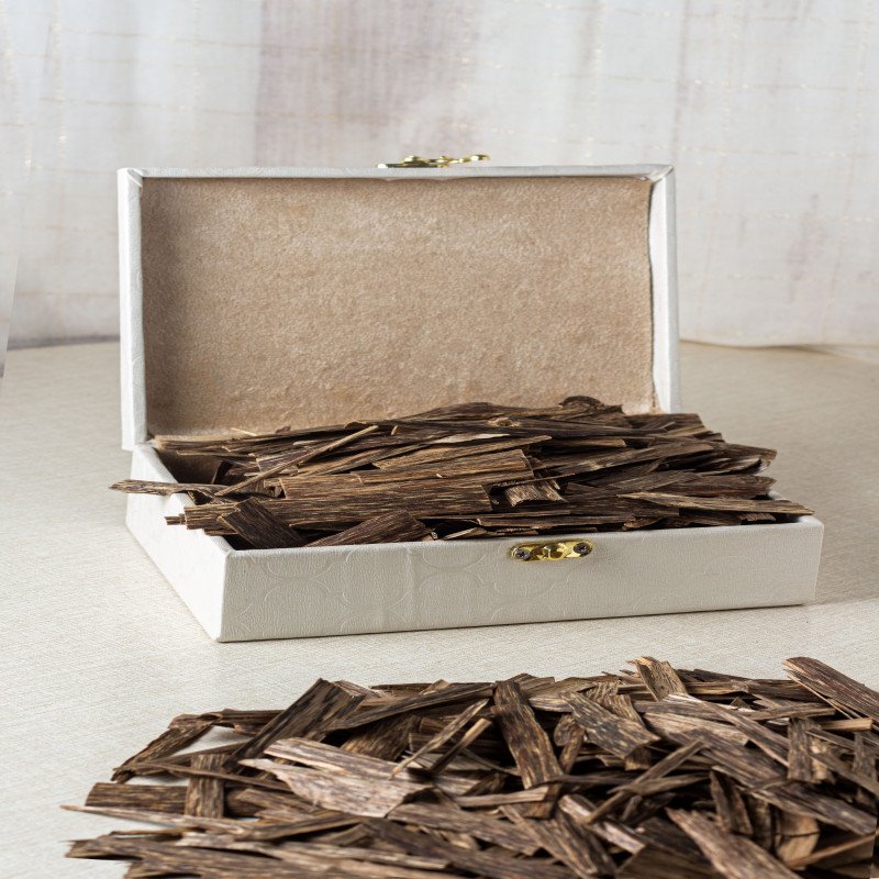 رقائق العود الطبيعي